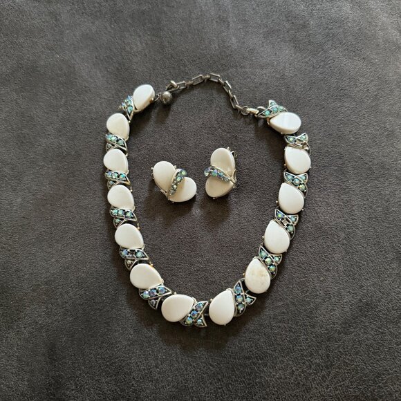 Vintage White Teardrop Necklace & Clip-On Earrings Set With Iridescent Rhineston - Picture 1 of 4